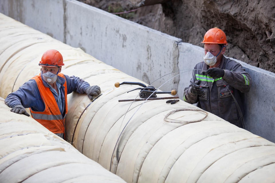 Трубы укутывают «шубой» — слоем минеральной ваты для теплоизоляции и защитной стеклотканью Трубы укутывают «шубой» — слоем минеральной ваты для теплоизоляции и защитной стеклотканью